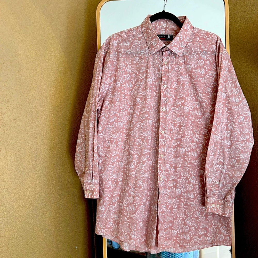 J.Ferrar button down shirt XL Men’s 17-171/2 / 32-33.  Peach Floral